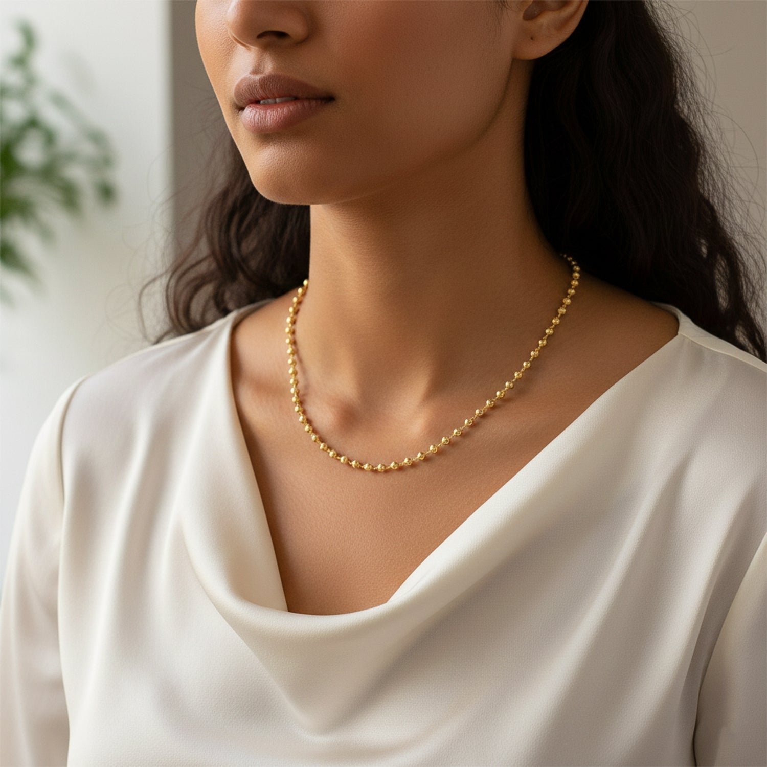 Decorative pearl necklace        

